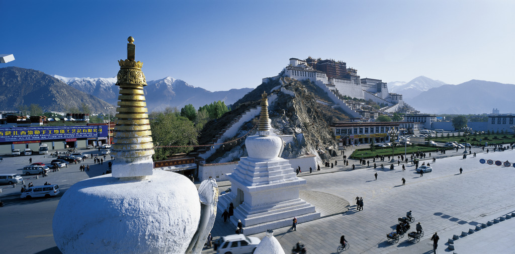 西藏是一个充满神秘和壮丽的旅游目的地，拥有许多令人惊叹的景点和独特的文化。以下是一些关于西藏旅游的信息和建议