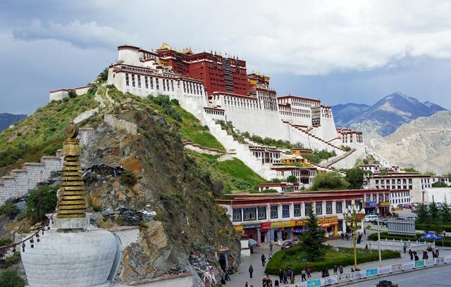 西藏是一个充满神秘和壮丽的旅游目的地，拥有许多令人惊叹的景点和独特的文化。以下是一些关于西藏旅游的信息和建议
