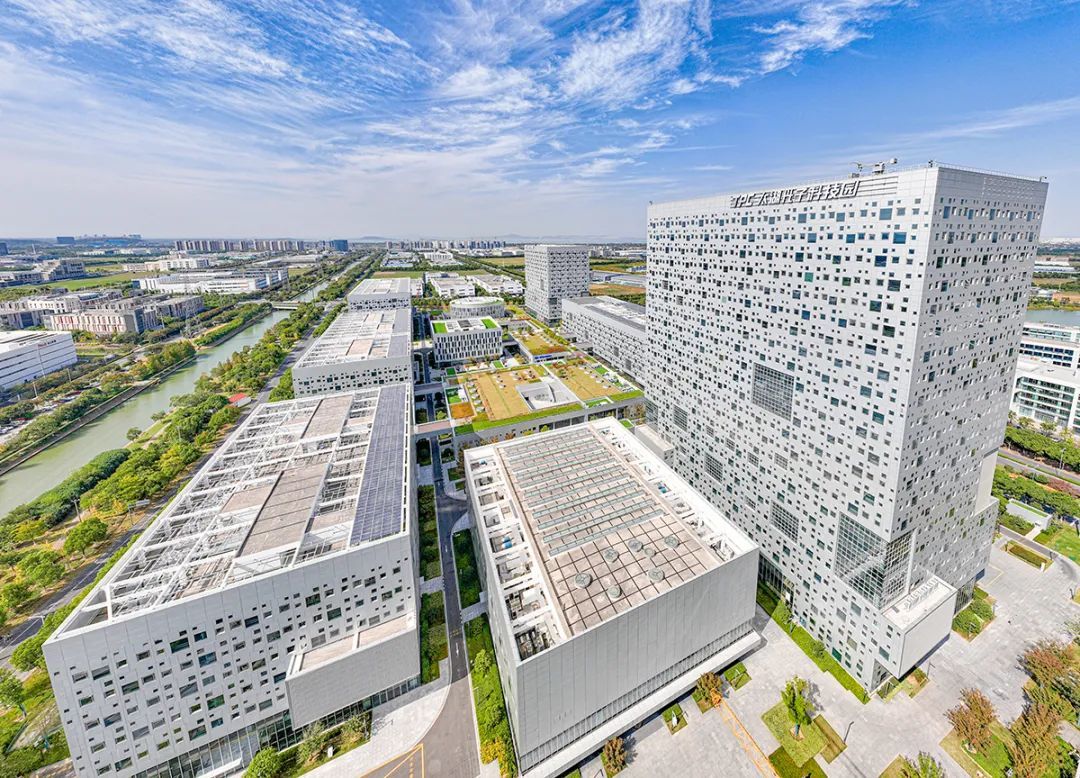 苏州高新是苏州高新区的一块重要区域，位于苏州古城西侧，拥有得天独厚的地理位置和丰富的产业资源。以下是关于苏州高新的详细介绍