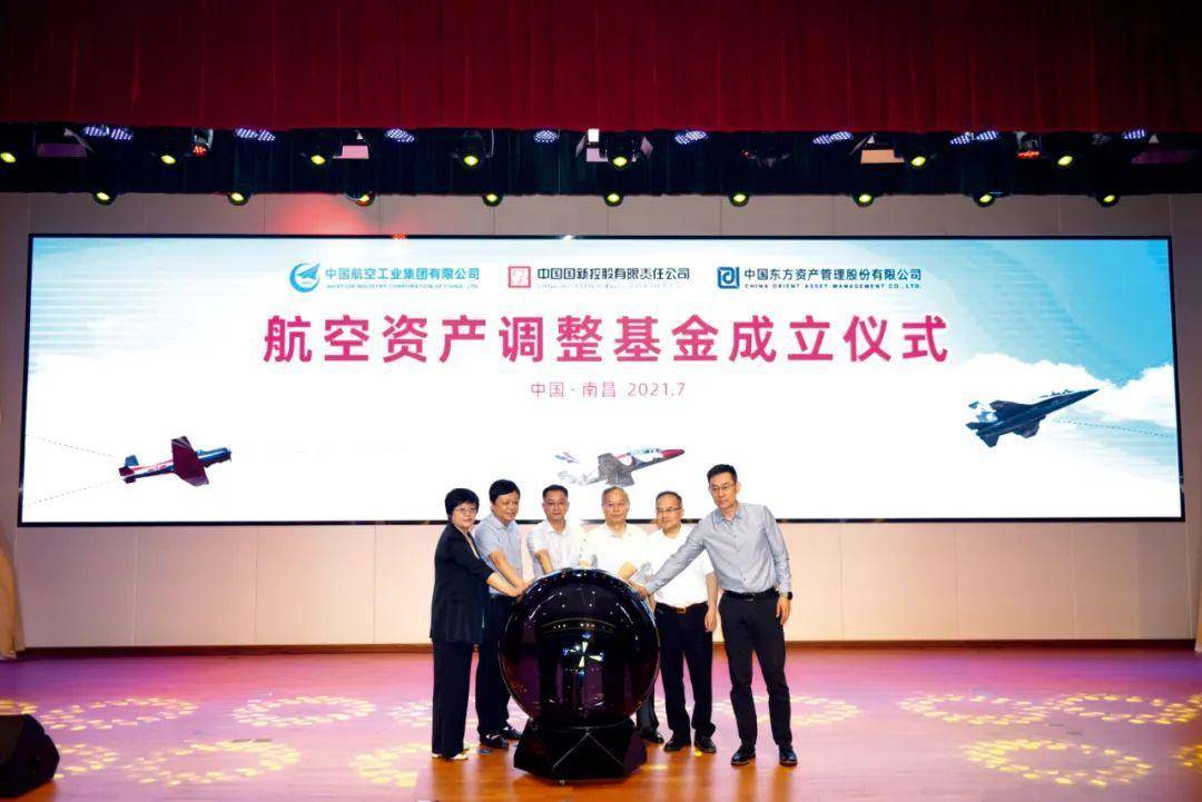 中航产融是中航资本旗下的一个公司，是其重要的产业金融平台。中航资本致力于建设航空产业与金融资本融合发展的平台，通过金融资本手段促进航空产业做强做大。其主要业务包括租赁业务、信托业务、证券业务等金融业务，以及航空产业投资业务。中航产融积极探索金融与航空产业的融合点，发挥金融资本的杠杆效应和资源整合优势，助力航空产业的转型升级和高质量发展。同时，中航产融也注重风险管理和内部控制，确保业务的稳健发展。总之，中航产融在金融和航空产业领域发挥着重要作用。