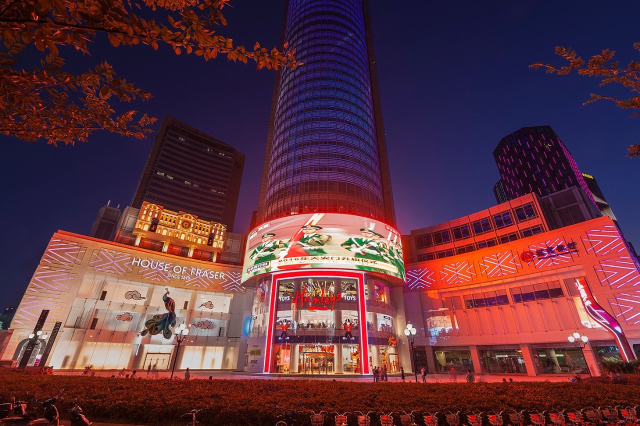 南京新街口百货商店股份有限公司新百商场是南京新街口商圈的一家大型百货商场。以下是关于南京新百的一些详细信息