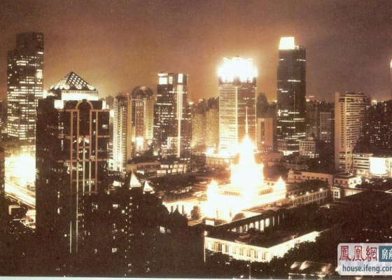 上海凤凰是一个历史悠久的品牌，起源于上世纪五十年代，主要生产自行车。作为中国知名的自行车品牌之一，上海凤凰自行车涵盖了多种类型和规格的自行车，包括普通自行车、山地自行车、公路自行车等。其产品线丰富多样，满足了不同消费者的需求。此外，上海凤凰自行车以其卓越的品质和性能赢得了广大消费者的信赖和喜爱。