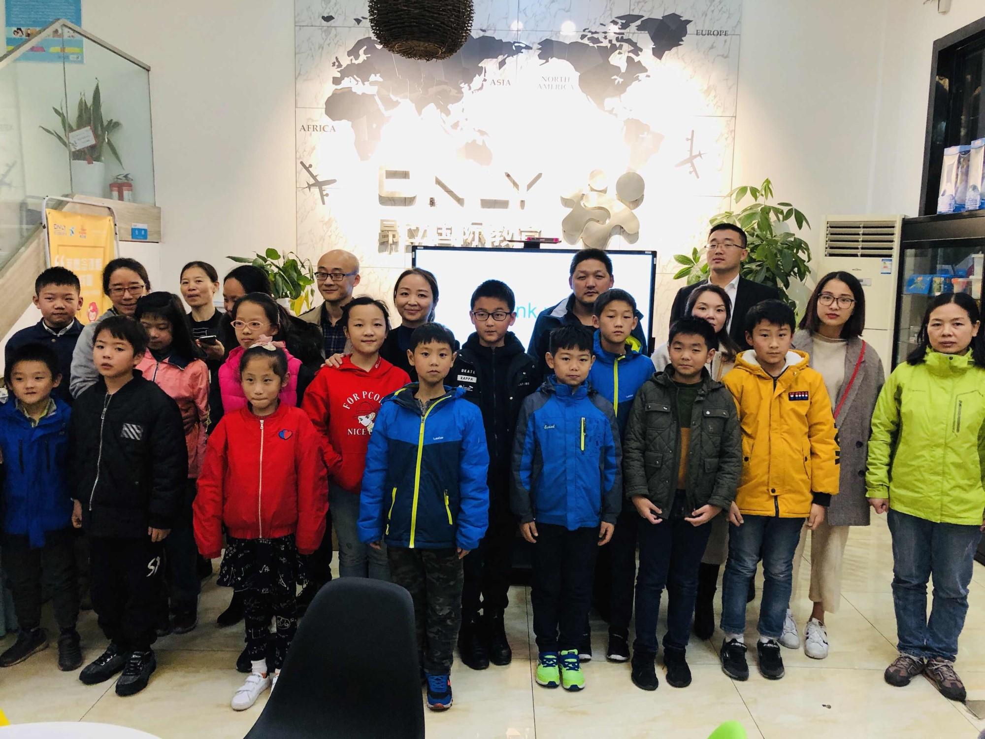 昂立教育是一家主要从事教育培训的公司，其业务涵盖了多个领域，包括大学生、中小学生及幼儿的全学科教育培训以及职业教育等。以下是昂立教育的一些主要特点和业务
