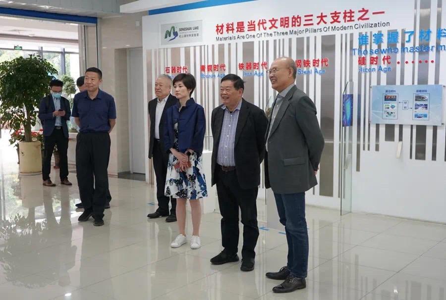 福耀玻璃是一家专注于汽车玻璃生产的企业，其主要产品包括汽车级浮法玻璃和建筑级浮法玻璃。该公司在中国拥有多个生产基地，并在全球范围内拥有多个销售和服务中心。福耀玻璃以其高品质的产品和服务而闻名，是汽车制造领域的重要供应商之一。