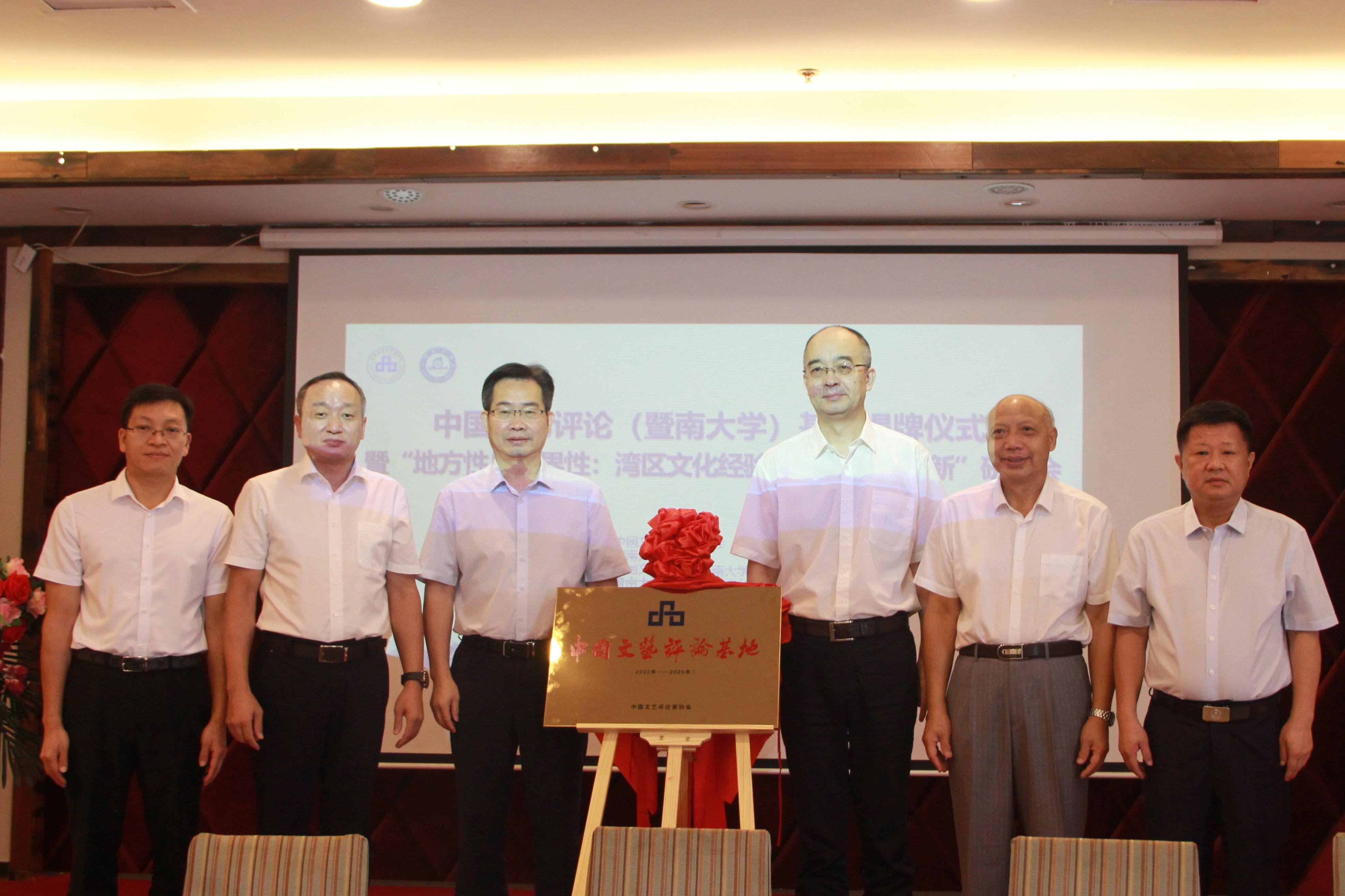 国脉文化是中国的一家综合性文化传媒企业，成立于上世纪九十年代，经过多年发展，已经成为国内领先的文化产业运营商之一。其主要业务领域包括电信产业数字化服务、媒体运营服务、数字内容生产及分发服务、数字营销服务以及文化产业的投资服务等。国脉文化致力于运用先进的信息技术和创意文化理念，推动文化产业的发展和创新。