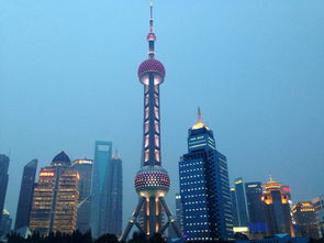 东方明珠（Oriental Pearl）是位于中国上海市浦东区陆家嘴的一项巨大建筑奇迹。它以其独特的建筑风格和丰富的功能而闻名于世。以下是关于东方明珠的一些基本信息和介绍