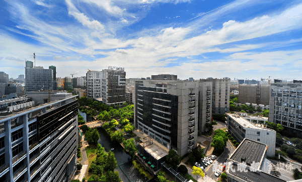 市北高新是上海市的一个高新技术园区，位于虹口区北部，黄浦江和苏州河交汇处的西南侧，与静安区相邻。这个园区是上海科技创新的重要基地之一，致力于发展高新技术产业，包括生物医药、电子信息等产业。市北高新园区的建设和发展对于提升上海科技创新能力和城市竞争力具有重要意义。同时，该园区也是虹口区经济发展的重要引擎之一，为区域经济发展注入了新的动力。