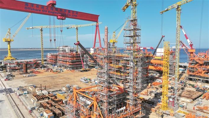 海油工程涉及海上石油勘探开发的全过程，包括海上油气勘探开发、钻采工程、油气田开发工程以及海洋油气生产设施等。这些工程具有风险高、投资大等特点，同时也具有广阔的市场前景和巨大的经济效益。以下是一些关于海油工程的关键方面