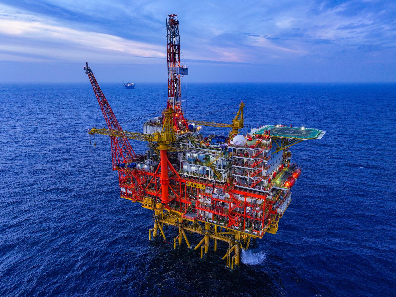 海油工程涉及海上石油勘探开发的全过程，包括海上油气勘探开发、钻采工程、油气田开发工程以及海洋油气生产设施等。这些工程具有风险高、投资大等特点，同时也具有广阔的市场前景和巨大的经济效益。以下是一些关于海油工程的关键方面