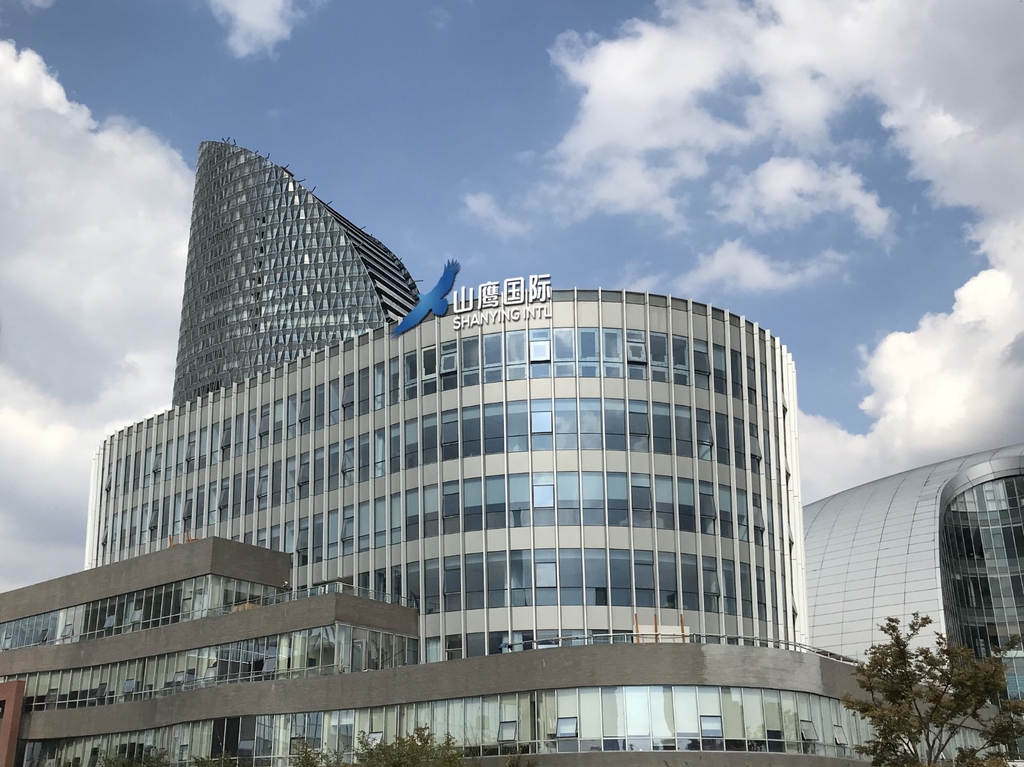 山鹰国际集团有限公司是一家总部位于江苏的综合性集团公司，成立于上世纪七十年代，经过几十年的发展，已经成长为拥有上百亿元资产规模的企业。其主要业务领域包括包装印刷、纺织印染、化工建材等。此外，该公司在国内外拥有数十家子公司，并在全球范围内拥有较大的影响力。