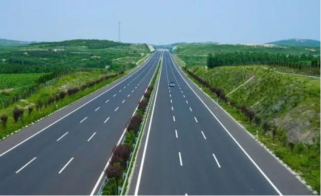 深高速是指深圳高速公路股份有限公司的简称。该公司主要从事交通基础设施的投资建设及经营管理，主要业务包括收费公路业务、房地产业务等。其收费公路业务主要集中在珠三角地区，是深圳市主要的公路投资运营企业之一。此外，它还涉及房地产业务，包括住宅、商业和工业物业的开发与销售等。深高速还积极拓展新能源业务，如太阳能光伏发电等。总的来说，深高速是一家在交通基础设施领域具有较强影响力的公司。