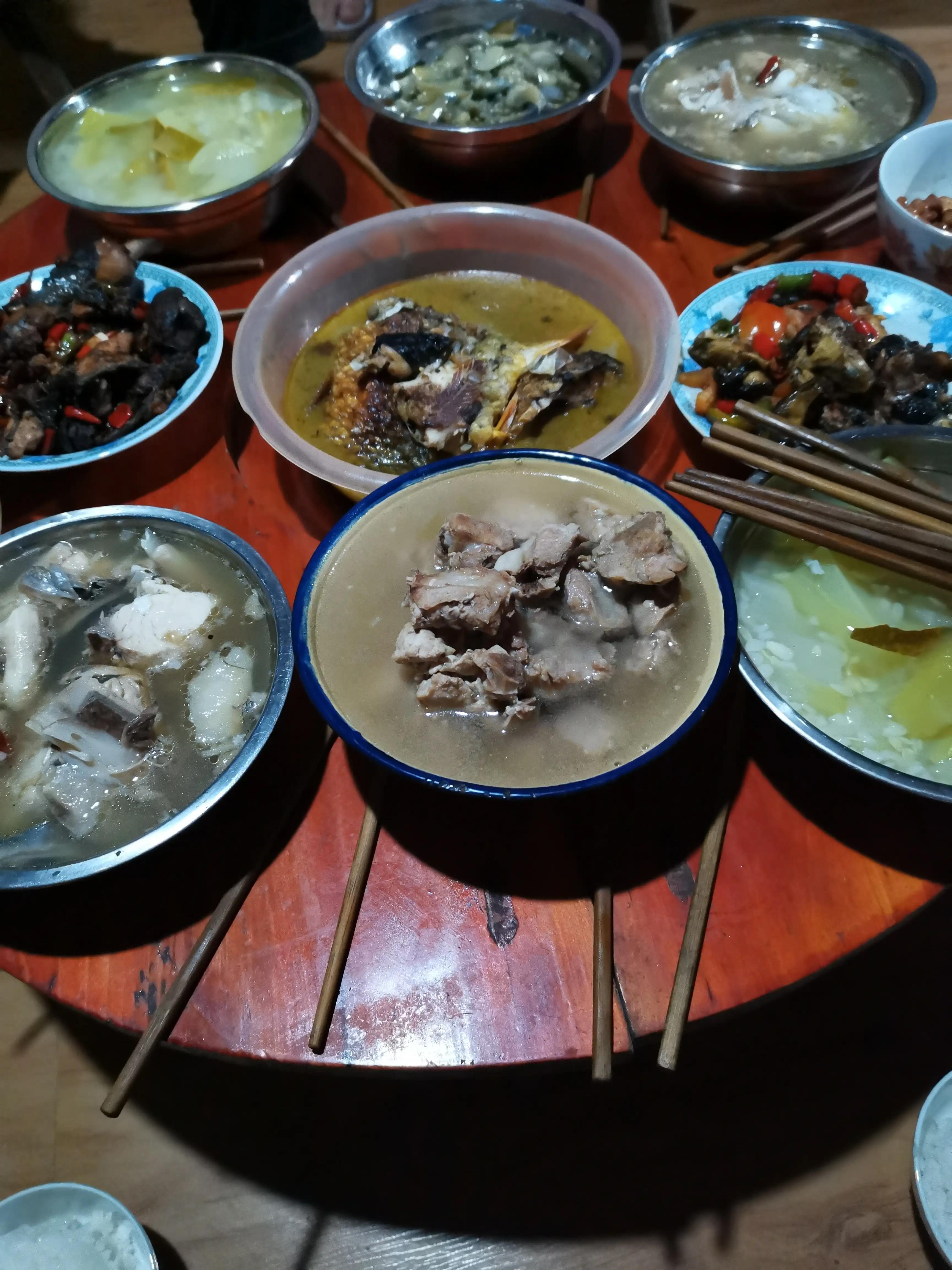 贵州茅台是中国著名的白酒品牌之一，以其独特的风味和高端的市场定位而闻名于世。以下是关于贵州茅台的一些基本信息