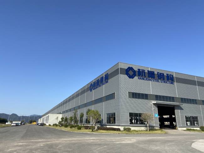 杭萧钢构一般指浙江杭萧钢构股份有限公司，它是一家致力于绿色建筑事业的高新技术企业。该公司主要研发、设计与制造钢结构建筑体系，包括钢结构住宅建筑体系、绿色建筑集成配套技术体系等。此外，杭萧钢构也涉及桥梁、工业厂房等其他钢结构建筑的设计与制造。该公司总部位于浙江杭州萧山经济技术开发区，并在国内多个城市设有基地或分公司。