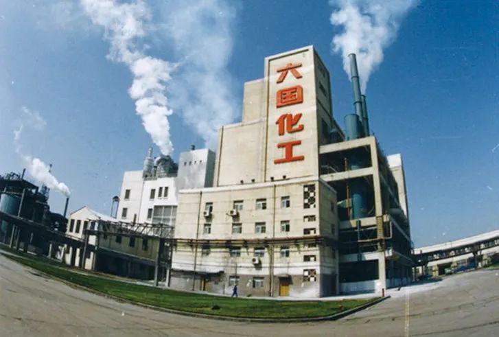 六国化工是一家主要从事化肥、化工原料及产品的生产和销售的公司。其产品包括尿素、复合肥、二铵等农资产品，以及硫磺、硫酸、磷酸等化工原料。该公司致力于为客户提供高质量的化肥产品和优质的化工原料，以满足不同领域的需求。此外，六国化工还注重技术创新和研发，不断提高产品质量和降低成本，以适应市场的不断变化。