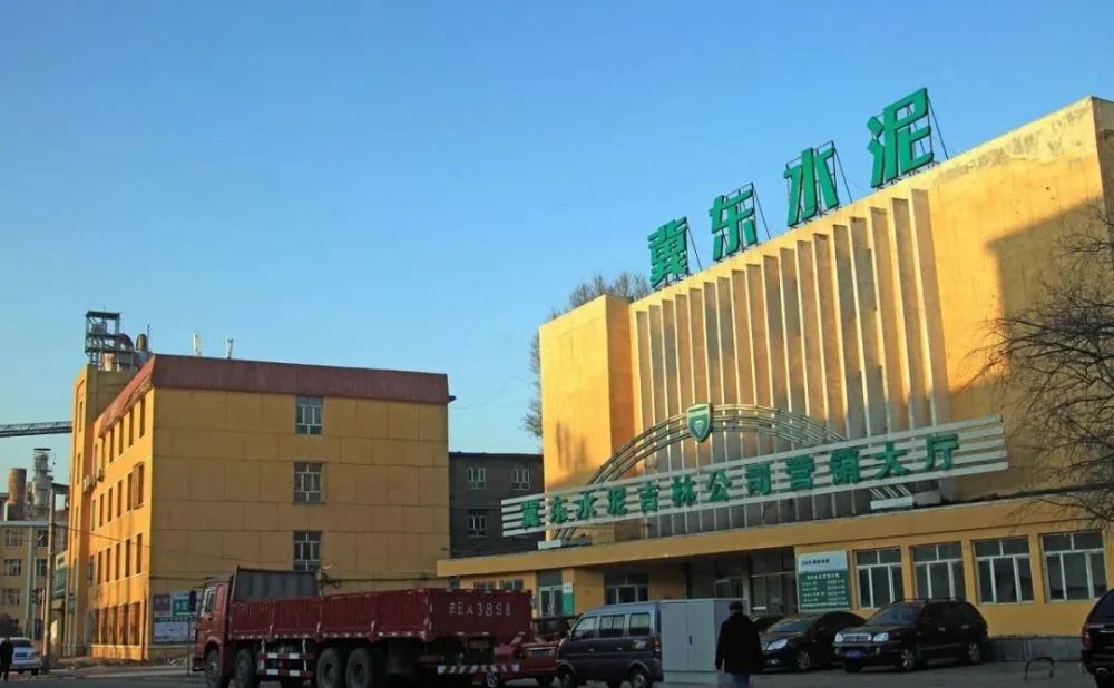 宁夏建材主要从事水泥和各类商品混凝土的研发、生产和销售。其主要产品包括水泥、混凝土及水泥制品等。该公司拥有水泥生产方面的先进技术和设备，并拥有多个水泥生产销售子公司。此外，该公司还致力于新型建材的研发和推广，以满足不断发展的市场需求。
