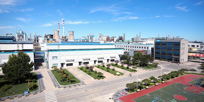 三友化工是一家大型化工企业，主要涉及粘胶剂、化纤、纯碱和氯碱四大产业。该公司拥有多个生产基地，并在国内外市场上拥有较高的知名度和影响力。其主要产品包括粘胶纤维原浆和短纤维等粘胶剂产品，以及纯碱等化工原料。此外，三友化工还涉足其他领域，如玻璃制品、房地产开发等。