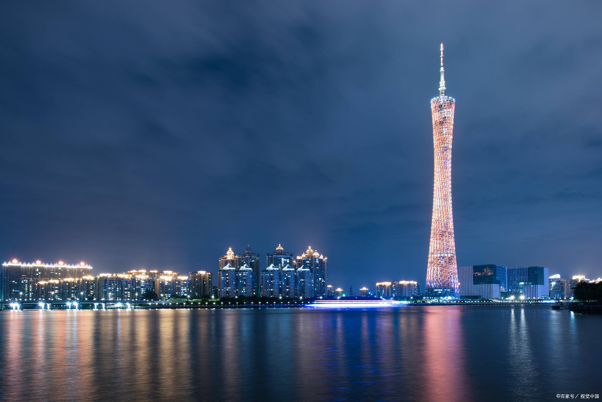 广东明珠指的是位于广东省珠海市的一家知名企业——广东明珠集团。该集团是一家多元化的企业，主要涉及房地产、金融、矿业、制造业等领域。