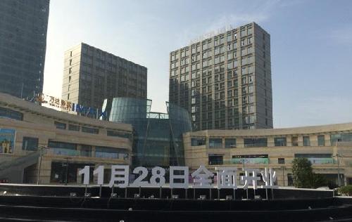浙江龙盛是一家总部位于浙江省的企业，主要涉及染料和纺织化学品的生产和销售。该公司是一家大型的综合性化工企业，在市场上拥有较高的知名度和影响力。此外，浙江龙盛还涉足房地产领域，开发了一系列房地产项目。