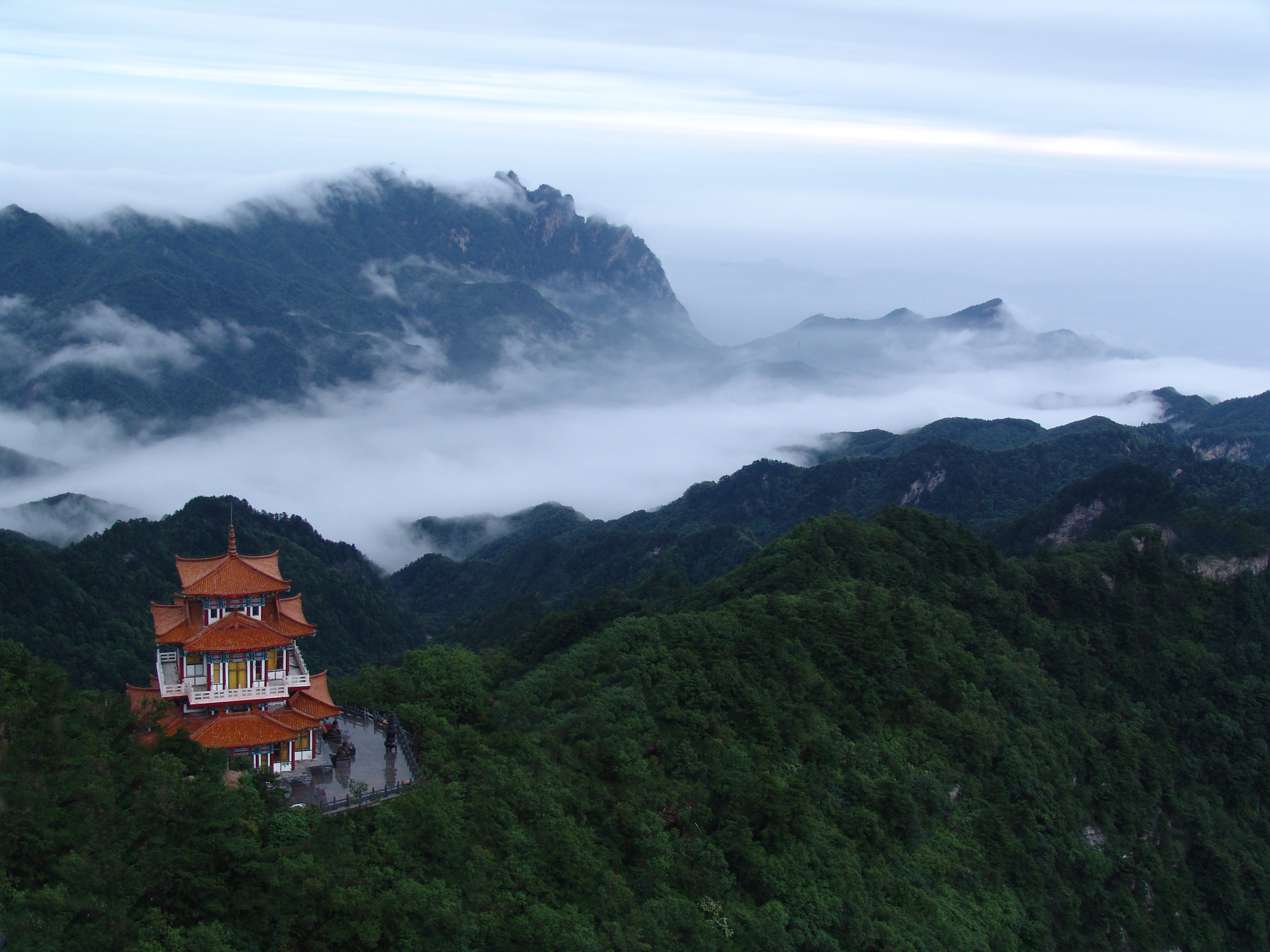 白云山，是位于广东省广州市北部的一座著名山脉和城市地标，被誉为羊城第一峰。它自古以来就是广州市的重要自然景观和旅游景点之一。白云山以其壮丽的景色和丰富的植被而闻名，吸引了大量游客前来观光和休闲。