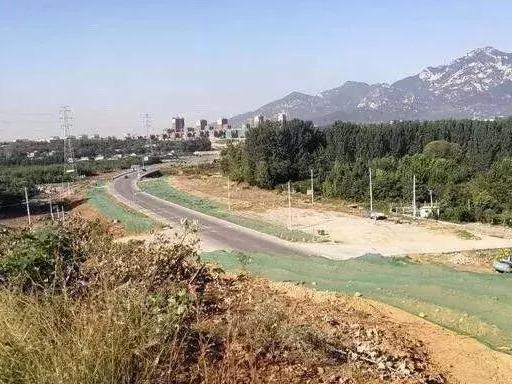 城建发展是一个涉及多个方面的综合性过程，包括城市规划、基础设施建设、房地产发展、环境保护、公共服务设施等多个领域。以下是关于城建发展的主要方面和趋势