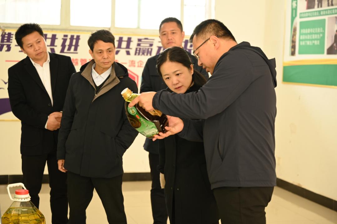 紫江企业是一家在包装印刷领域具有较强影响力的企业，其前身是成立于1993年的紫江集团。目前，紫江企业主要从事包装印刷相关业务，包括各类快速消费品包装的研发、制造和销售等。此外，它还涉足其他领域如房地产开发等。该企业在全国范围内拥有多个生产基地和研发中心，具备强大的生产能力和研发实力。紫江企业还通过引进先进技术和设备，提高产品质量和生产效率，以满足客户的需求。