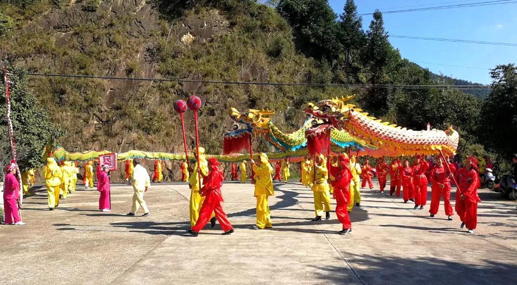 锦港一词可能与港口、码头或与之相关的地点有关。在中国，许多城市都有以港命名的地区或标志性港口，可能与当地的地理、历史、文化等密切相关。例如，锦州港是中国辽宁省的一个海港，具有重要的地理位置和交通价值。因此，锦港可能是某个具体港口的名称或其相关地区的代称，如需了解具体含义，需要结合上下文语境或更多背景信息。
