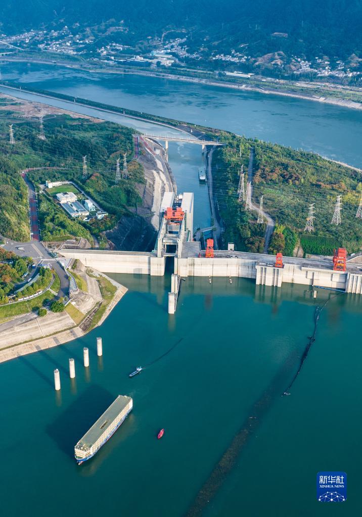 三峡水利是中国长江上的一项巨大水利工程，包括三峡大坝、电站和船闸等部分。以下是三峡水利的一些主要特点和功能