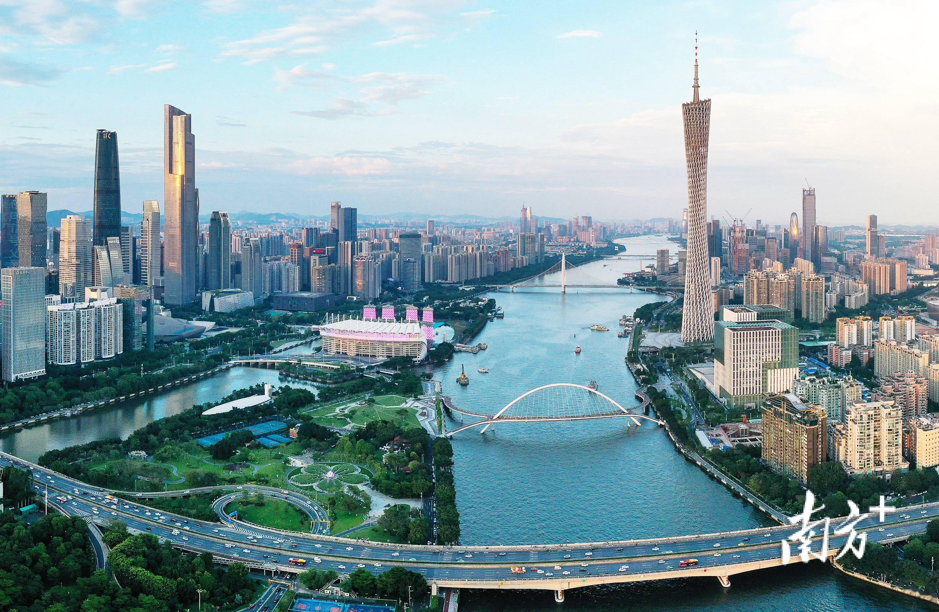 广州是中国南方的重要城市之一，近年来发展迅速，成为全国经济、文化、科技等方面的重要中心之一。以下是广州发展的几个主要方面