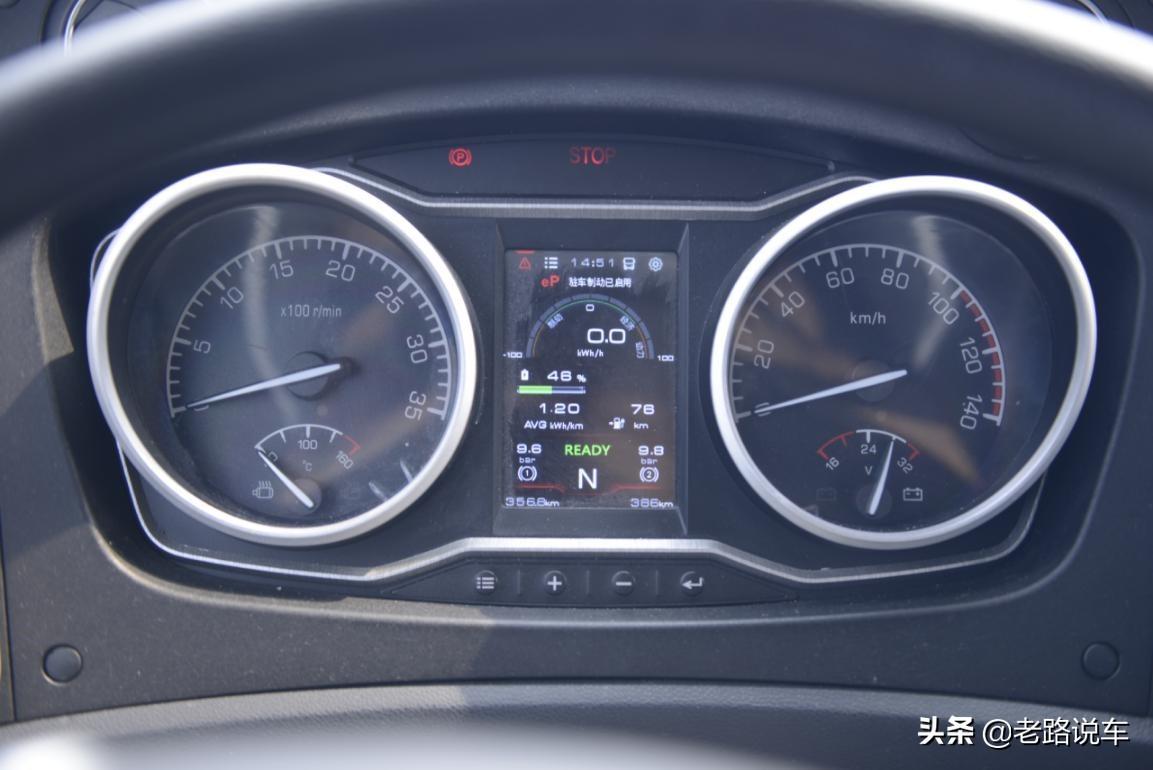 宇通客车是一家大型的客车生产企业，总部位于中国河南省郑州市。该公司生产的客车种类繁多，包括公路客车、旅游客车、专用校车等。宇通客车在国内外市场上都享有较高的声誉，其产品质量和性能都得到了广大用户的认可。