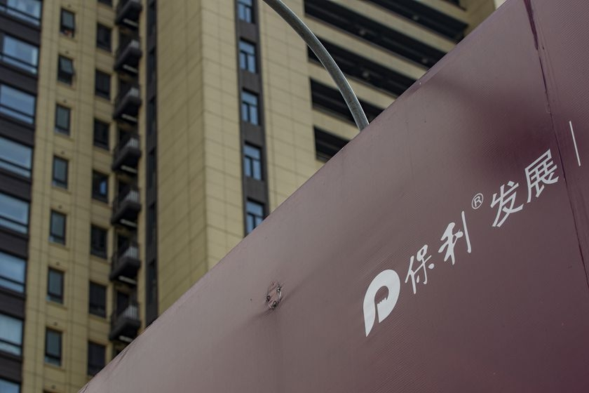 保利发展是一家位于中国的大型房地产开发企业，隶属于保利集团。该公司主要涉及房地产开发及物业管理领域，并以其丰富的经验和卓越的专业技能，在全国范围内开展业务。