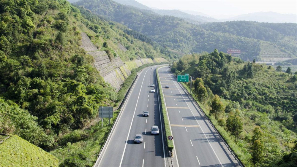 福建高速是指福建省的高速公路系统。福建的高速公路建设和发展相对较快，已经形成了较为完善的路网结构，为福建省的经济发展提供了有力的支撑。