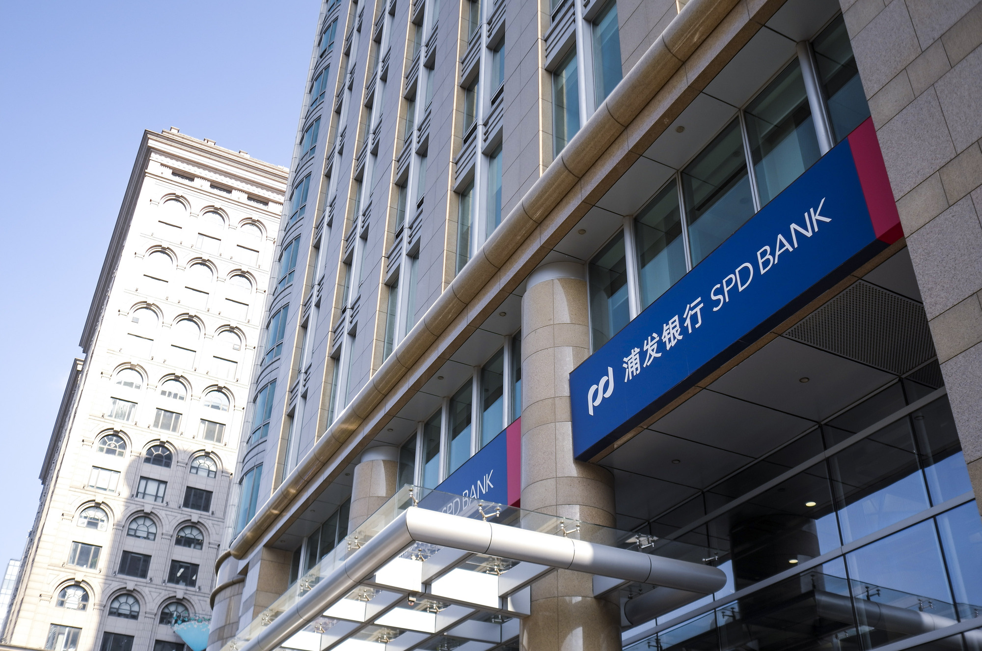 浦发银行是一家在中国上海市成立的银行，全称为上海浦东发展银行（Shanghai Pudong Development Bank）。该银行成立于1992年，经过多年的发展，已经成为中国主要的商业银行之一。
