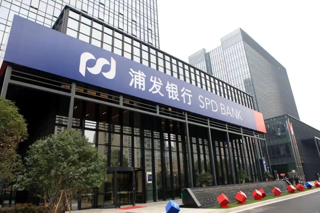 浦发银行是一家在中国上海市成立的银行，全称为上海浦东发展银行（Shanghai Pudong Development Bank）。该银行成立于1992年，经过多年的发展，已经成为中国主要的商业银行之一。
