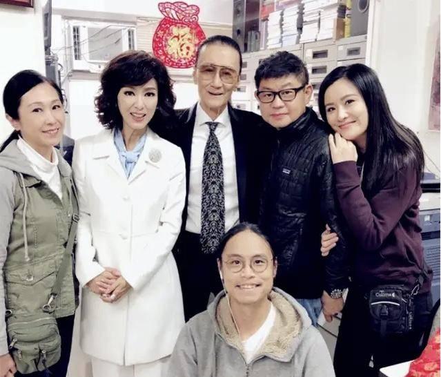 无线传媒是指通过无线通讯技术传输媒介信息的一种传播方式，主要包括无线广播、无线电视、手机媒体等。随着移动互联网的发展，无线传媒已经成为人们获取信息的重要途径之一。以下是一些关于无线传媒的主要方面
