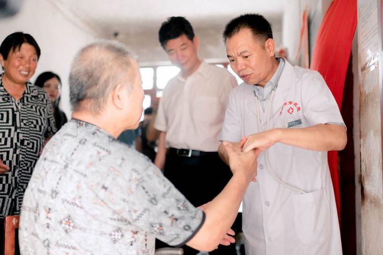 民生健康是一个综合性的概念，涵盖了人民的健康需求、医疗保健服务、公共卫生、健康产业以及与人民生活息息相关的各个方面。以下是关于民生健康的一些重要方面