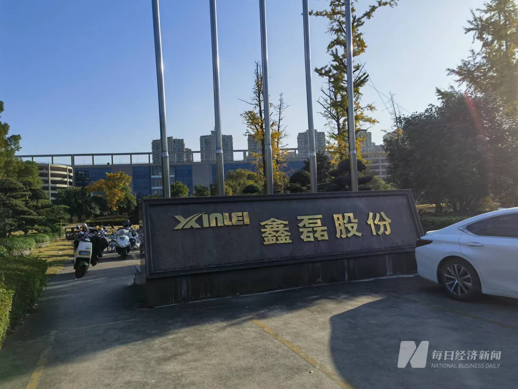 鑫磊股份是一家在压缩机领域有着深厚积累的公司，全称为鑫磊压缩机股份有限公司。该公司主要致力于压缩机的研发、生产和销售，产品线包括各类小型及微型压缩机。这些压缩机广泛应用于制冷、空调、动力等领域，具有高效、稳定、可靠的特点。