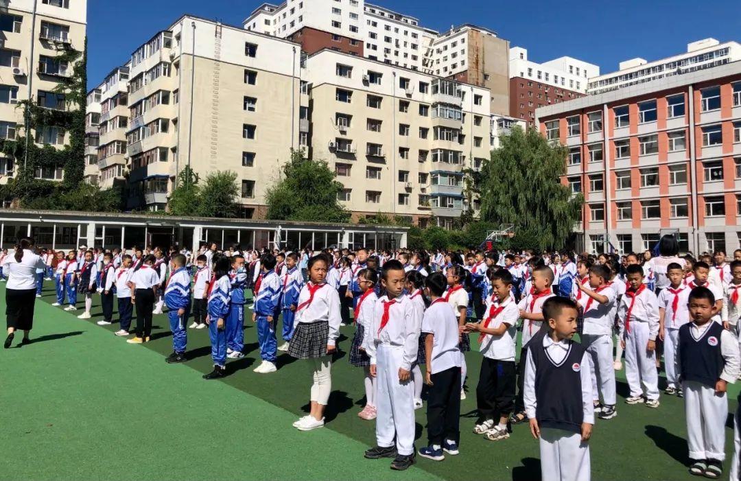 普瑞眼科是一家提供眼科医疗服务的医疗机构，其业务涵盖了眼科的各个领域，包括近视矫正、白内障手术、青光眼手术等。普瑞眼科拥有先进的眼科医疗设备和技术，并聘请了一批专业的眼科医生和技术人员，为患者提供高质量的眼科医疗服务。此外，普瑞眼科还为患者提供个性化的诊疗方案，根据患者的具体情况制定最合适的治疗方案。普瑞眼科致力于为患者提供安全、舒适、高效的眼科医疗服务，帮助患者恢复视力健康。如需了解更多信息，建议前往普瑞眼科官网查询。
