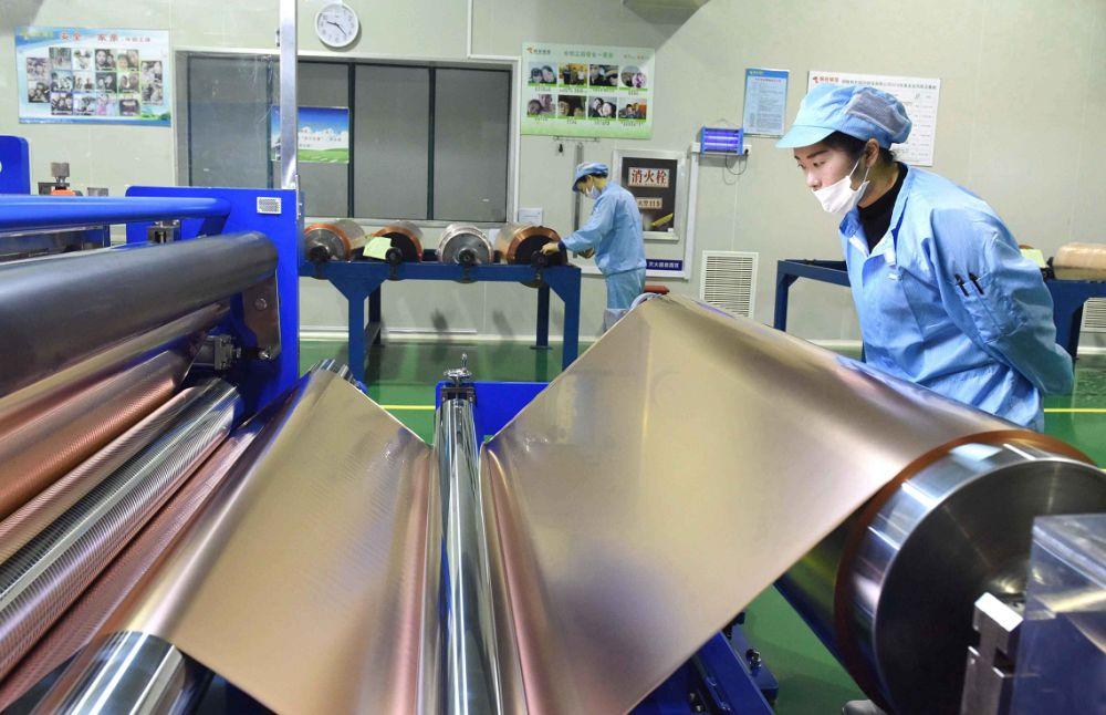 铜冠铜箔是一种由铜制成的薄膜材料，通常用于电子工业中的电路板、电池、散热器等制造过程中。它具有优良的导电性、导热性和加工性能，因此在电子领域中应用广泛。铜冠铜箔的特点是表面光滑、厚度均匀、具有良好的延展性和抗腐蚀性。此外，它还具有高可靠性和优异的电气性能，能够满足各种复杂电路的要求。