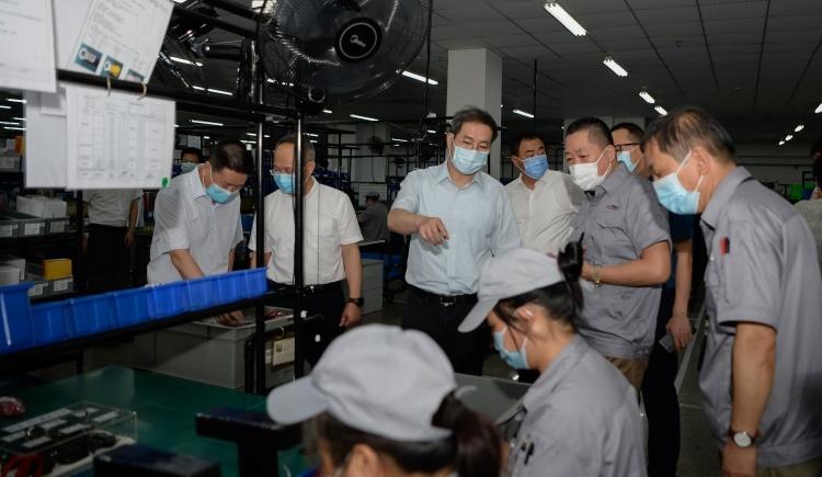 万祥科技是一家专注于电子电器产品设计与制造的公司，主要提供包括电子电器产品设计、生产制造、品质检测以及供应链管理等服务。该公司致力于为客户提供全方位的解决方案，帮助客户提高产品的质量和竞争力。