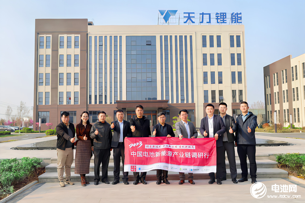 天力锂能是一家专注于锂电池研发、生产和销售的公司，其产品包括磷酸铁锂材料、锂电池电解液等。该公司致力于为客户提供高性能、安全可靠的锂电池产品和解决方案，以满足不同领域的需求。