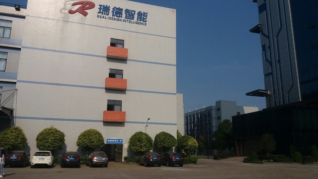 瑞德智能是一家专注于智能控制技术的企业，致力于提供智能家居、智能安防、工业自动化等领域的产品和解决方案。其主要业务包括智能控制器、智能安防产品的研发、生产和销售。