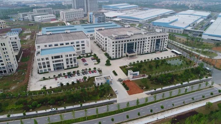 宏昌科技是一家从事电子专用设备及仪器的研发、生产和销售的公司。其主要产品包括电子专用设备、智能检测专用设备以及配套仪器等。该公司致力于为客户提供全方位的解决方案，以满足不同领域的需求。