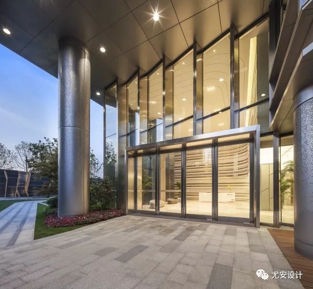 尤安设计是一家建筑设计公司，全称为深圳市尤安建筑设计有限公司。该公司主要从事建筑设计业务，涵盖了城市规划、建筑设计、景观设计、室内设计等领域。尤安设计注重创新设计和品质追求，致力于为客户提供卓越的建筑设计解决方案。