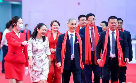中胤时尚是一家专注于时尚产业的公司，主要涉及纺织品和服装的设计、制造和销售。该公司致力于为客户提供高质量的产品和服务，以满足不同客户的需求和期望。