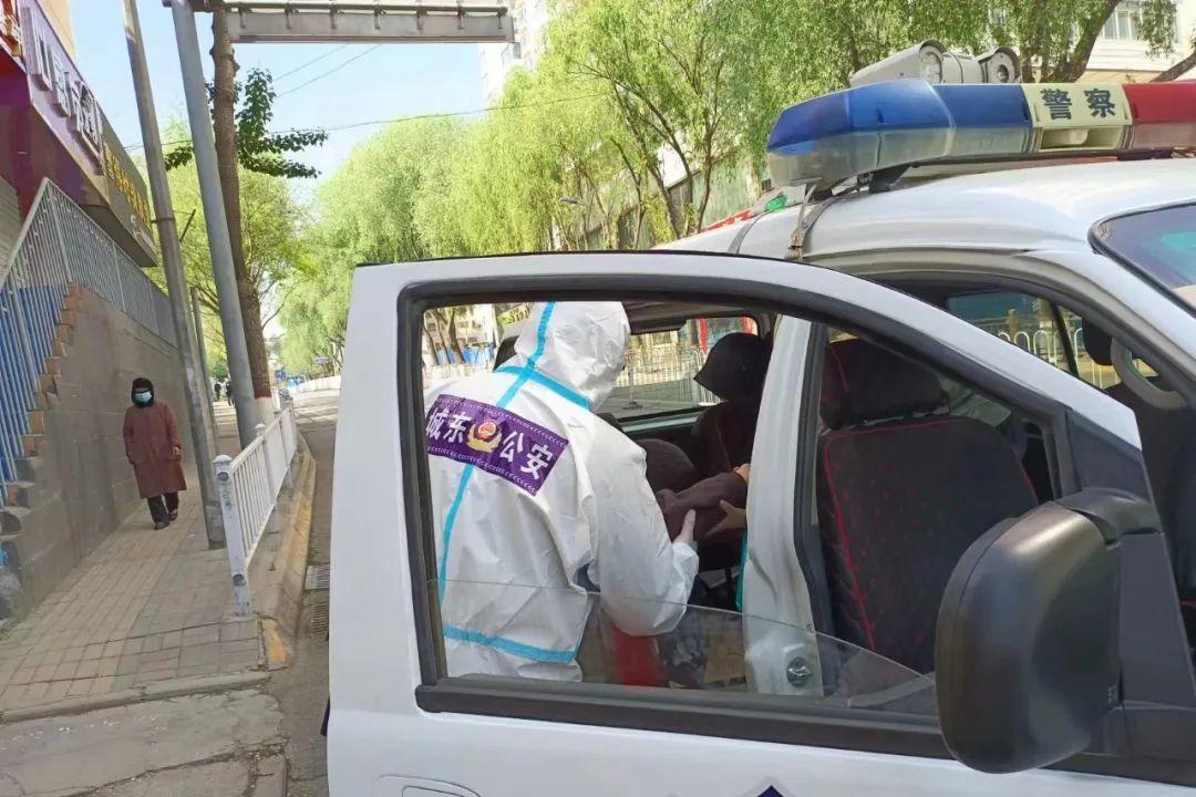 胜蓝股份是一家位于广东省东莞市的企业，成立于2005年，是一家专注于电子零部件的研发、生产和销售的公司。该公司拥有先进的生产技术和设备，致力于为客户提供高质量的产品和服务。其主要产品包括连接器、线缆、新能源件等。经过多年的发展，胜蓝股份已经积累了丰富的经验，并在行业内树立了良好的口碑。此外，该公司还拥有一支高素质的研发团队，不断推出创新的产品，以满足客户的需求。