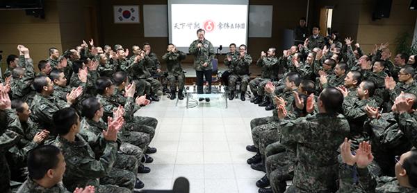 三角防务是一家成立于西安的民营企业，专注于航空航天零部件的研发与制造。该公司具备先进的精密机械加工技术，致力于为客户提供优质的产品与服务。三角防务在航空航天领域积累了丰富的经验，具备较高的技术水平和创新能力。此外，三角防务还积极拓展国内外市场，与多家知名企业建立了长期稳定的合作关系。随着航空航天技术的不断发展，三角防务在相关领域的应用前景广阔。