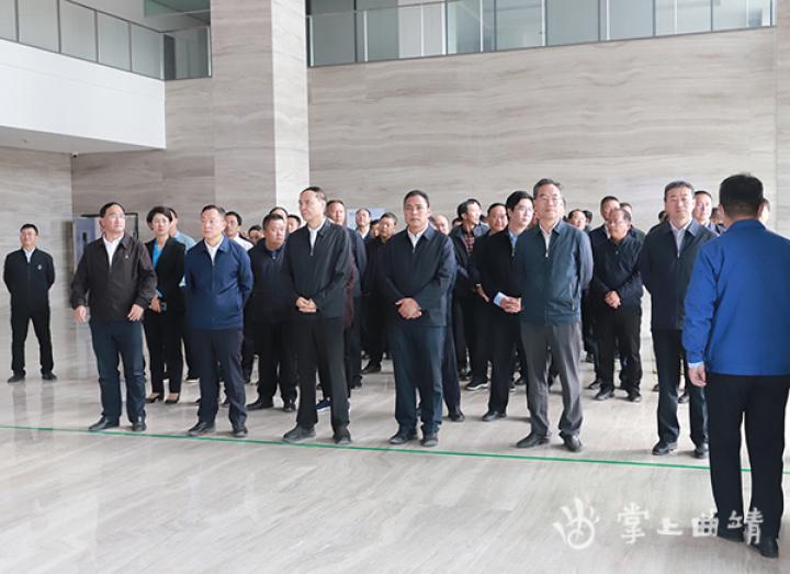 德方纳米是一家在新能源材料领域具有较强竞争力的企业，专注于锂电池材料的研发和生产。该公司的主要产品包括纳米磷酸铁锂和碳纳米管导电液等新能源锂电池材料。其中，磷酸铁锂是其主要的收入来源之一，广泛应用于电动汽车、储能电站等领域。此外，德方纳米还致力于提高产品的性能和质量，不断推出新产品，以满足市场的不断变化需求。