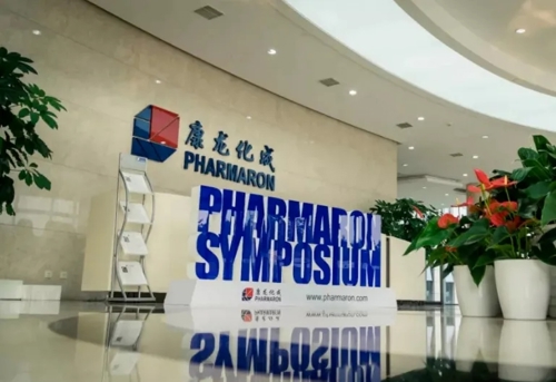 康龙化成是一家为制药行业和生命科学研究领域提供全方位服务的公司，其服务涵盖化学药、生物药和制剂的研发和生产环节。该公司致力于在全球范围内提供实验室研发服务，帮助客户实现新药研发过程中的复杂挑战。此外，康龙化成还专注于药物制剂的研发和生产，提供从实验室到商业化生产的全方位服务。该公司通过强大的研发平台和创新技术，为全球制药行业提供高质量的服务和产品。康龙化成致力于成为客户值得信赖的合作伙伴，并努力推动全球制药行业的发展。