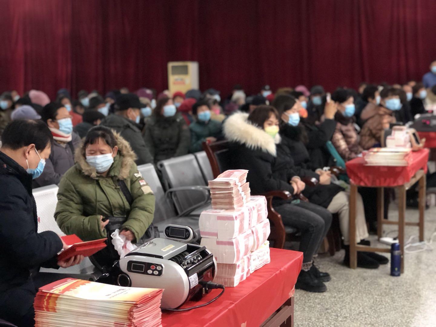 迈为股份是一家设备制造商，全称是苏州迈为科技股份有限公司。该公司成立于2013年，致力于智能制造领域的研发创新，主要产品线包括锂电池设备、OLED面板设备以及泛半导体设备等。迈为股份在锂电池制造领域拥有多项核心技术，包括卷绕技术、叠层技术、激光模切技术等。此外，迈为股份也在OLED面板制造领域拥有一定的市场份额，其OLED面板设备在市场上受到广泛关注。同时，迈为股份也在泛半导体设备领域进行布局，致力于为客户提供先进的智能制造解决方案。该公司秉承创新技术驱动企业发展的理念，持续投入研发创新，不断提升产品性能和服务质量。迈为股份的企业文化强调团队合作、客户至上、追求卓越品质等价值观，致力于为客户提供优质的产品和服务。总之，迈为股份是一家在智能制造领域具有较强实力和竞争优势的企业。