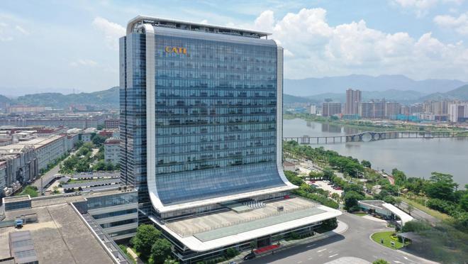 宁德时代，全名为宁德时代新能源科技股份有限公司，是一家在我国动力电池和储能领域领先的企业。其主要产品包括动力电池、储能系统的产品及服务，专注于新能源汽车动力电池系统、储能系统的研发、生产和销售。宁德时代拥有先进的动力电池技术，为全球多家知名的新能源汽车厂商提供产品和服务。此外，宁德时代也在电池回收和循环利用领域进行布局，以实现绿色和可持续发展。